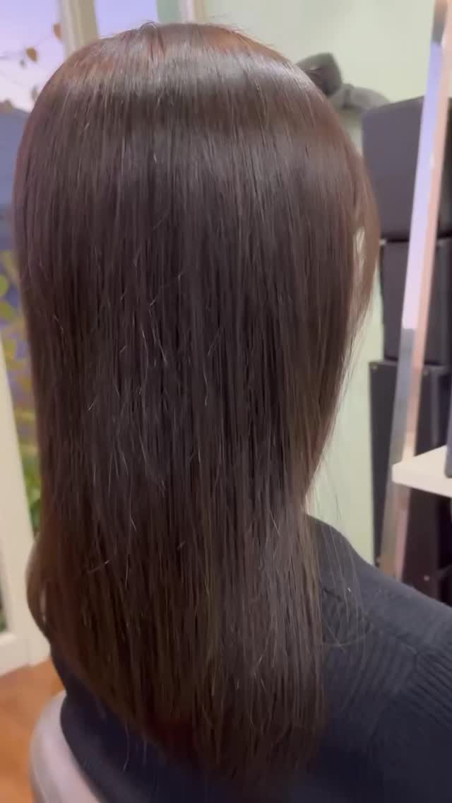 サラサラのストレートヘアを手に入れるには？大人女性に人気の施術とは