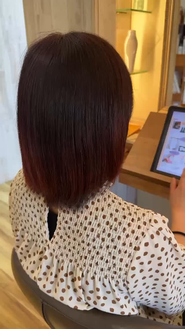 大人女性に似合うボブカラーとは？艶感と深みのある赤みブラウンの魅力